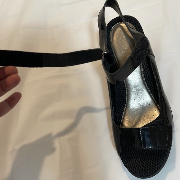 Easy spirit black raised heal with elastic closures  Size 7.5- like new - Picture 5 of 11